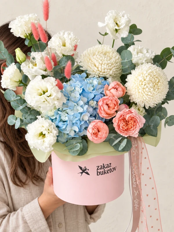 Композиция "Pearl Glow" S — «Pearl Glow S» — элегантная композиция в коробке из 3 эустом, 2 хризантем, 1 гортензии, 1 розы и 1 ветви…